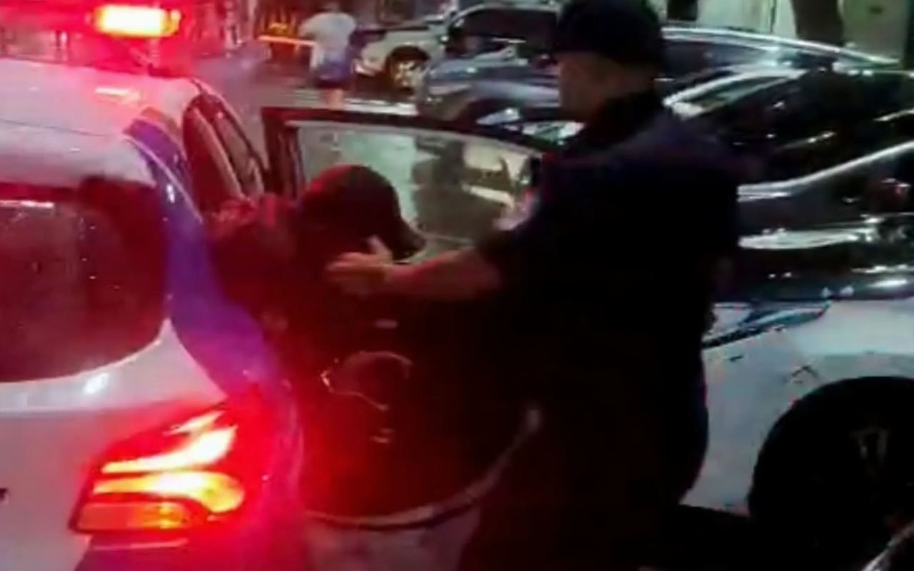 Motorista é detido por suspeita de embriaguez ao volante após atropelamento em frente a hospital no Centro de Maricá.