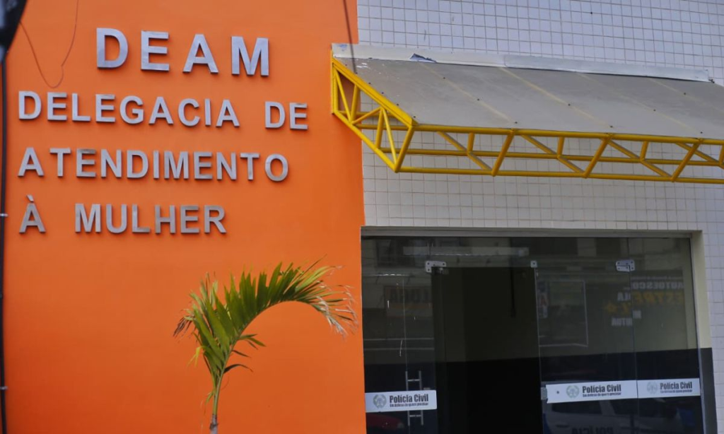 Homem é detido em Niterói após perseguir e agredir a ex-companheira. Caso foi registrado e segue sob investigação.