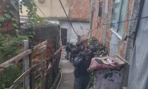 Moradores do Complexo da Penha acordaram com sons de tiros durante a madrugada e relataram momentos de tensão.
