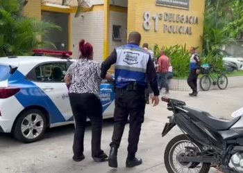 Mãe e filha são presas em Niterói suspeitas de integrar quadrilha e manter mais de cinco mil reais em furtos.