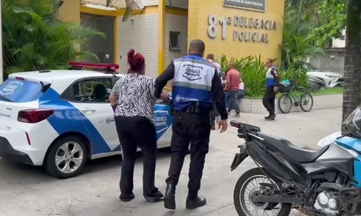 Mãe e filha são presas em Niterói suspeitas de integrar quadrilha e manter mais de cinco mil reais em furtos.