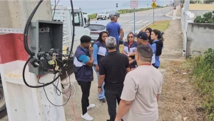 Operação retira chuveiros e ligações elétricas irregulares da orla de Itaipuaçu, em Maricá.