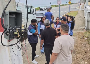 Operação retira chuveiros e ligações elétricas irregulares da orla de Itaipuaçu, em Maricá.