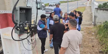 Operação retira chuveiros e ligações elétricas irregulares da orla de Itaipuaçu, em Maricá.