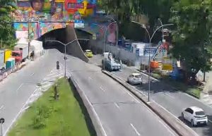 Troca de tiros na saída do Túnel Santa Bárbara, no Rio, deixa dois mortos e afeta o trânsito da região.
