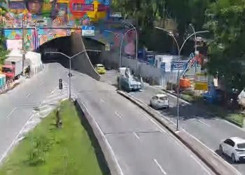 Troca de tiros na saída do Túnel Santa Bárbara, no Rio, deixa dois mortos e afeta o trânsito da região.
