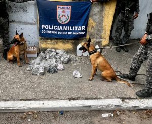 Ação da Polícia Militar em Niterói resulta na apreensão de drogas, armas e materiais ligados ao tráfico