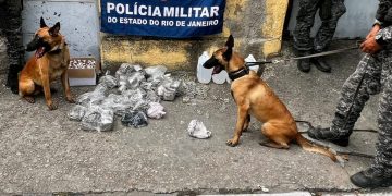 Ação da Polícia Militar em Niterói resulta na apreensão de drogas, armas e materiais ligados ao tráfico