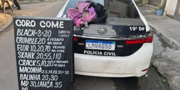 Polícia apreende cardápio do crime na Vila Kennedy e prende suspeitos durante operação contra grupo criminoso.