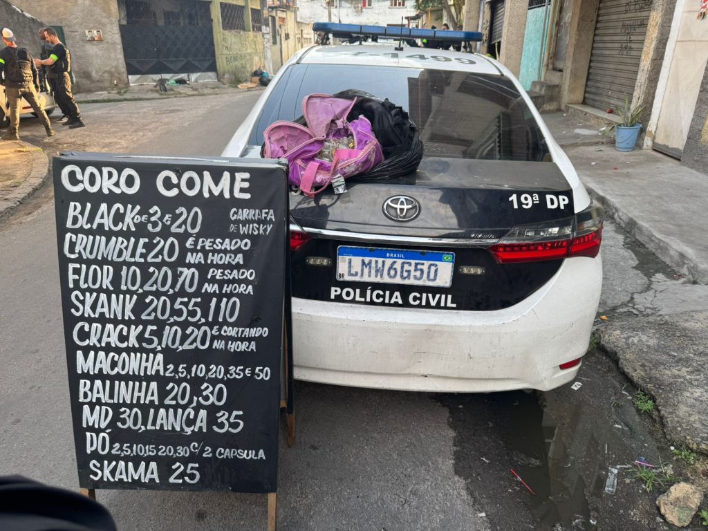 Polícia apreende cardápio do crime na Vila Kennedy e prende suspeitos durante operação contra grupo criminoso.