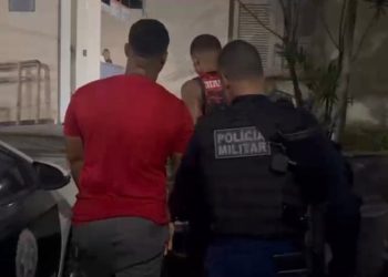 Operação policial prende gerente do tráfico e comparsa em Niterói com arma, munições e drogas.