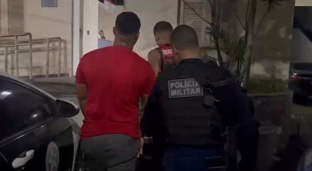 Operação policial prende gerente do tráfico e comparsa em Niterói com arma, munições e drogas.