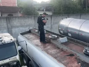 Operação investiga quadrilha suspeita de furtar petróleo de oleodutos no Rio de Janeiro e apura riscos ambientais.