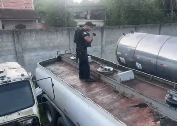 Operação investiga quadrilha suspeita de furtar petróleo de oleodutos no Rio de Janeiro e apura riscos ambientais.