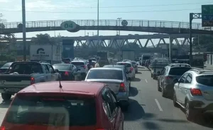 Motoristas viveram momentos de tensão durante arrastão na Avenida Brasil, com reflexos no trânsito e reforço do policiamento