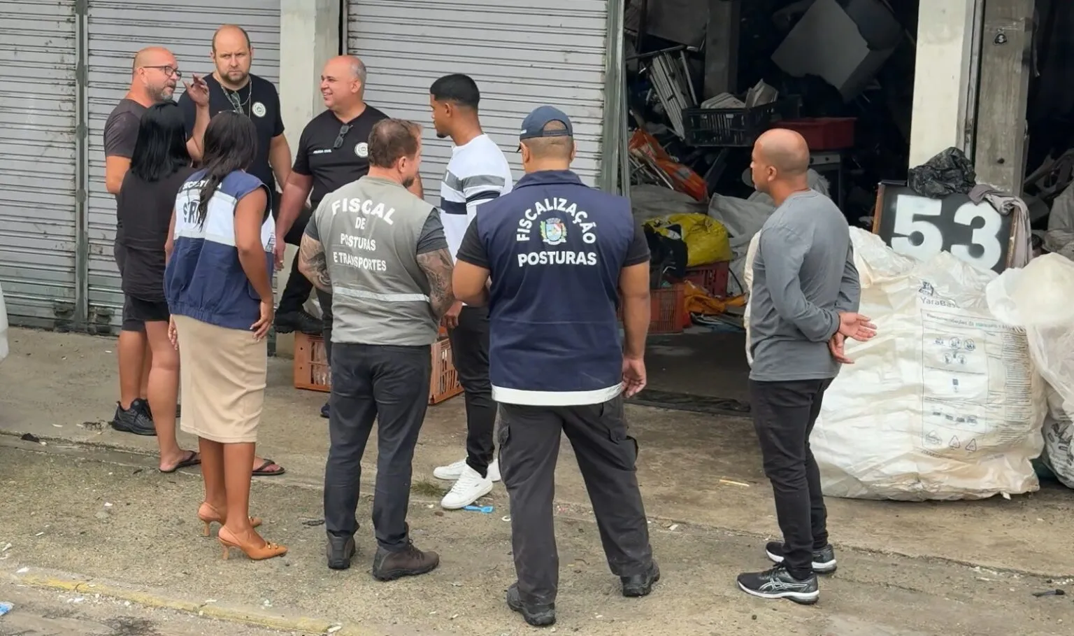 Operação em Maricá fecha dois ferros-velhos suspeitos de receptação de cabos elétricos furtados.