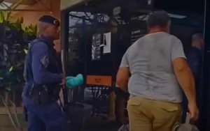 Guarda Municipal flagrou suspeito com R$ 14 mil em dinheiro e cartões de terceiros durante ação na rodoviária de Maricá.