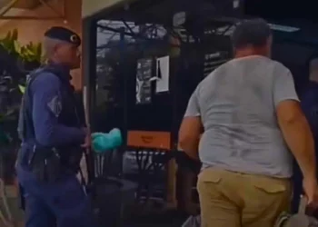 Guarda Municipal flagrou suspeito com R$ 14 mil em dinheiro e cartões de terceiros durante ação na rodoviária de Maricá.