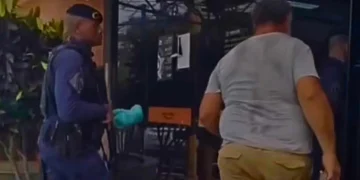 Guarda Municipal flagrou suspeito com R$ 14 mil em dinheiro e cartões de terceiros durante ação na rodoviária de Maricá.