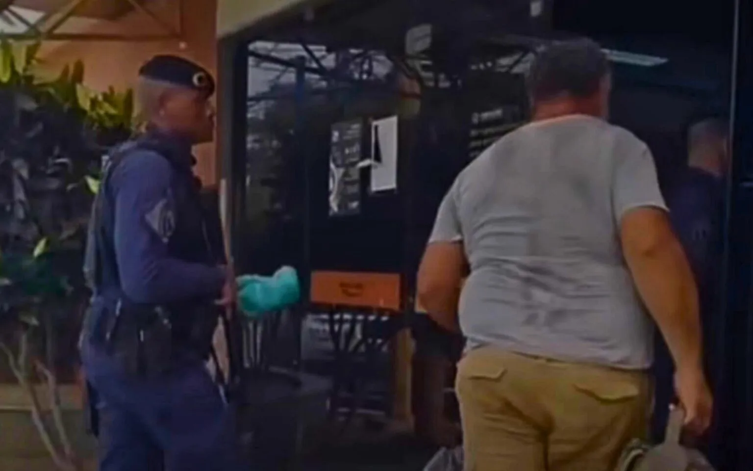 Guarda Municipal flagrou suspeito com R$ 14 mil em dinheiro e cartões de terceiros durante ação na rodoviária de Maricá.