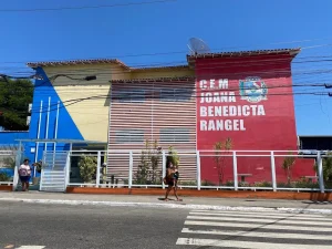 Maricá altera os horários de entrada e saída das escolas municipais em 2026. Mudança afeta diferentes turnos da rede de ensino.