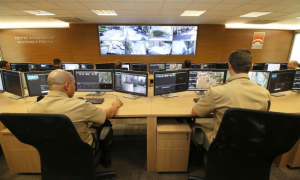 Dados recentes mostram redução histórica nos índices de violência em Niterói, com queda em crimes e melhora na segurança pública.