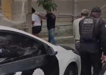 Mulher é esfaqueada durante assalto em Niterói e suspeitos são presos pela polícia.