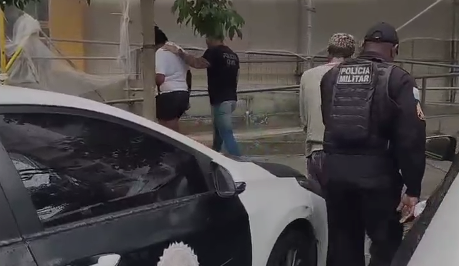 Mulher é esfaqueada durante assalto em Niterói e suspeitos são presos pela polícia.