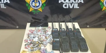 Polícia Civil apreende drogas após ataque a tiros durante operação em comunidade de Maricá.