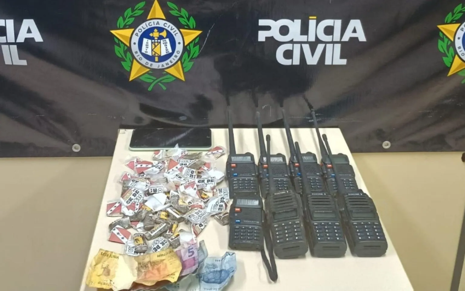 Polícia Civil apreende drogas após ataque a tiros durante operação em comunidade de Maricá.