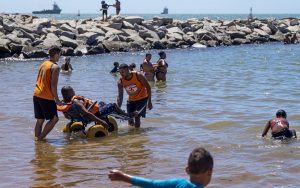 Projeto Praia Acessível promove inclusão e garante banho de mar assistido para pessoas com mobilidade reduzida em Macaé.