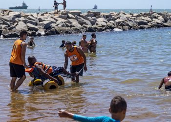 Projeto Praia Acessível promove inclusão e garante banho de mar assistido para pessoas com mobilidade reduzida em Macaé.
