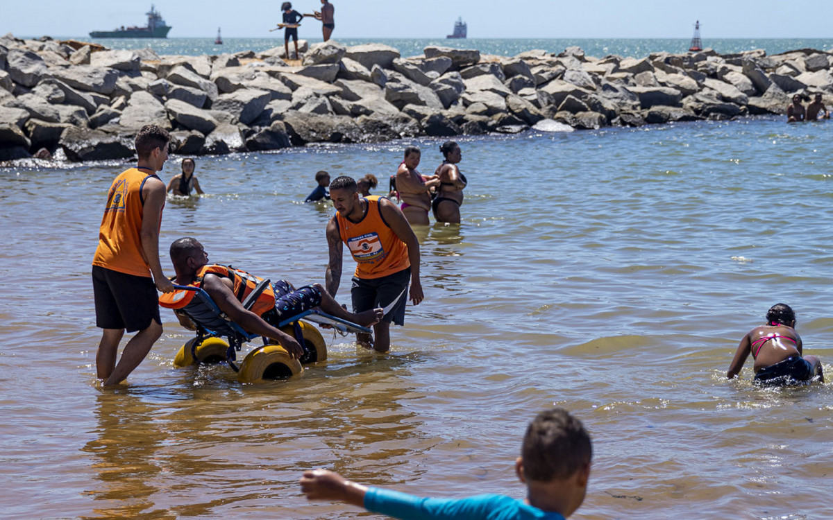 Projeto Praia Acessível promove inclusão e garante banho de mar assistido para pessoas com mobilidade reduzida em Macaé.