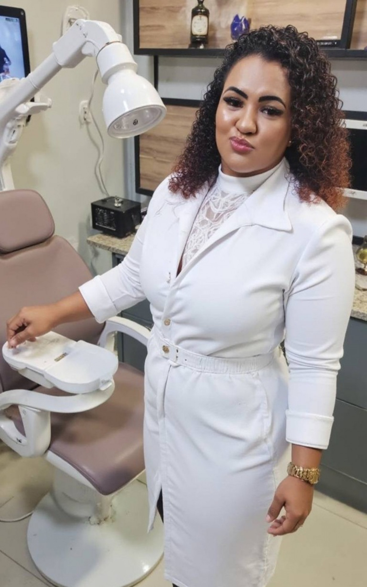 Polícia Civil investiga mulher suspeita de atuar como falsa dentista e atender pacientes sem autorização na Vila Aliança.