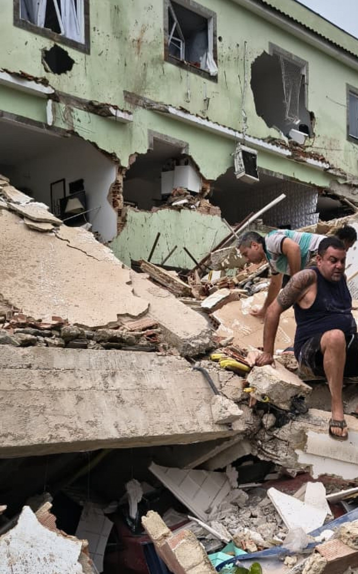 Desabamento de prédio no Engenho Novo deixa feridos e mobiliza equipes de resgate no Rio de Janeiro