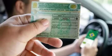 Procura por CNH aumenta com queda nos preços, enquanto autoescolas enfrentam crise financeira e sobrecarga de alunos.