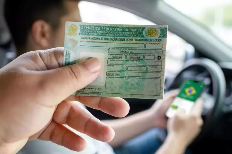 Procura por CNH aumenta com queda nos preços, enquanto autoescolas enfrentam crise financeira e sobrecarga de alunos.