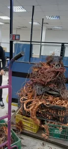 Polícia apreende cabos de energia furtados em São Gonçalo durante operação contra receptação e comércio ilegal de materiais elétricos.