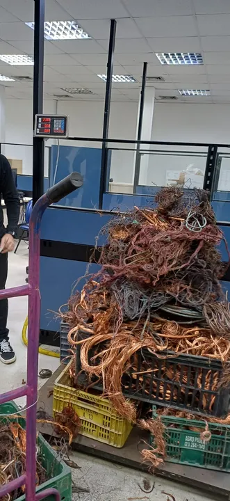 Polícia apreende cabos de energia furtados em São Gonçalo durante operação contra receptação e comércio ilegal de materiais elétricos.