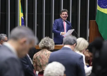 Proposta que prevê fim da escala 6x1 gera debate entre indústria, parlamentares e trabalhadores sobre impactos e mudanças na jornada.