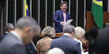 Proposta que prevê fim da escala 6x1 gera debate entre indústria, parlamentares e trabalhadores sobre impactos e mudanças na jornada.