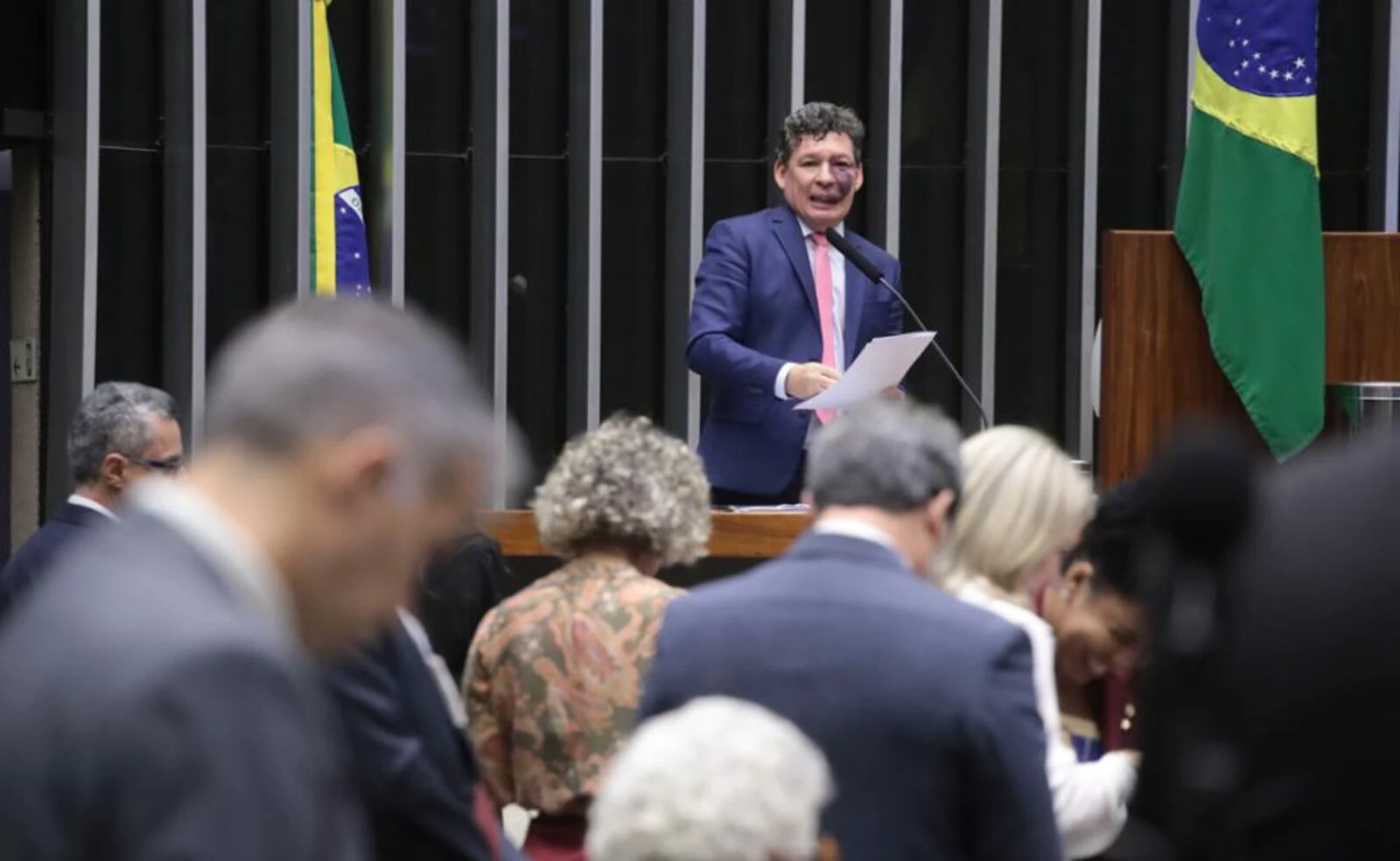 Proposta que prevê fim da escala 6x1 gera debate entre indústria, parlamentares e trabalhadores sobre impactos e mudanças na jornada.