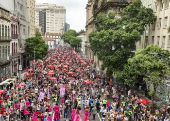 Veja o que abre e fecha no Rio e região durante o Carnaval 2026, incluindo comércio, bancos e serviços públicos.