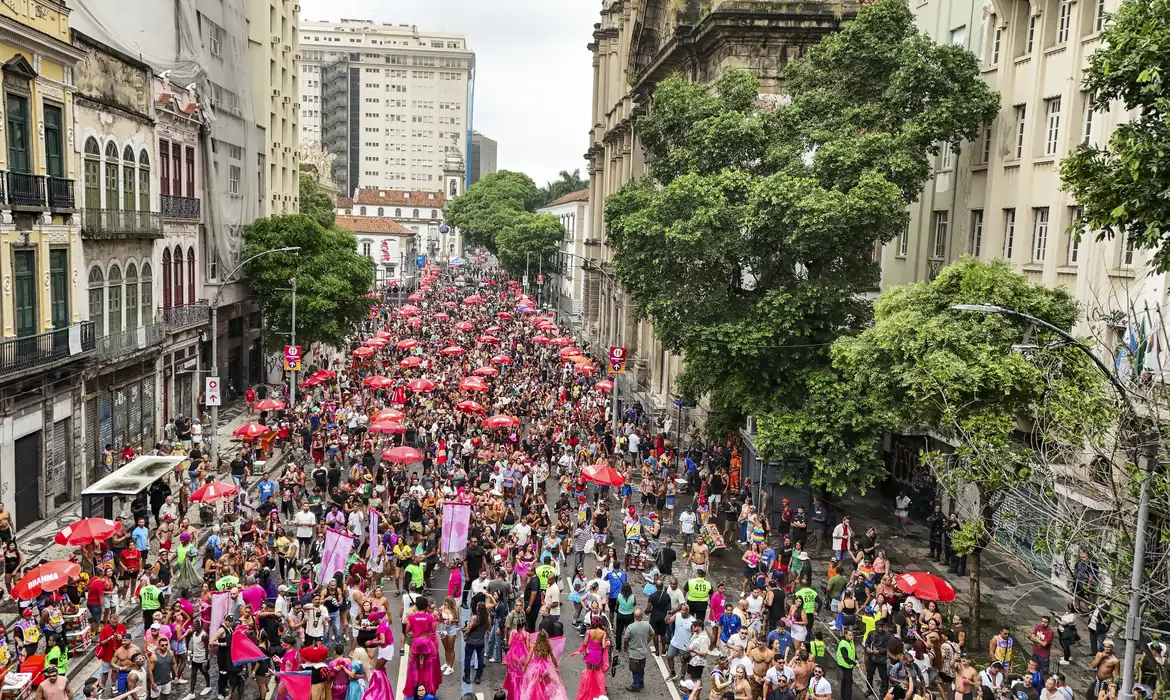 Veja o que abre e fecha no Rio e região durante o Carnaval 2026, incluindo comércio, bancos e serviços públicos.