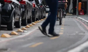 Travessia em ciclofaixas de Niterói divide opiniões entre ciclistas e pedestres e levanta debate sobre segurança.