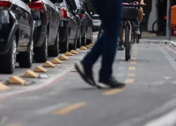 Travessia em ciclofaixas de Niterói divide opiniões entre ciclistas e pedestres e levanta debate sobre segurança.