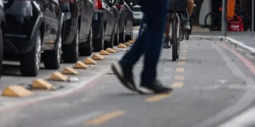 Travessia em ciclofaixas de Niterói divide opiniões entre ciclistas e pedestres e levanta debate sobre segurança.