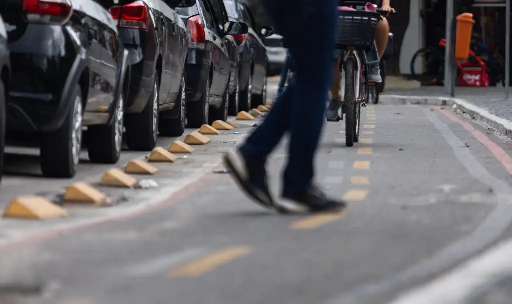 Travessia em ciclofaixas de Niterói divide opiniões entre ciclistas e pedestres e levanta debate sobre segurança.