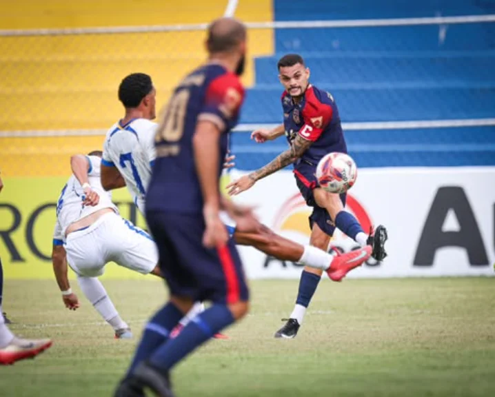 Maricá FC sofre virada em Saquarema e se complica no Grupo X do Campeonato Carioca 2026. Time precisa reagir nas próximas rodadas.