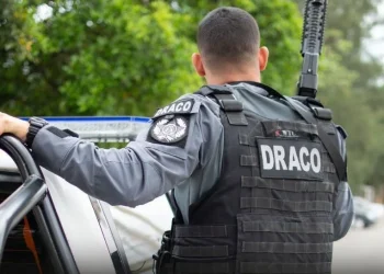 Delegacia especializada prende líderes de quadrilha milionária em motel de São Gonçalo após investigação prolongada.